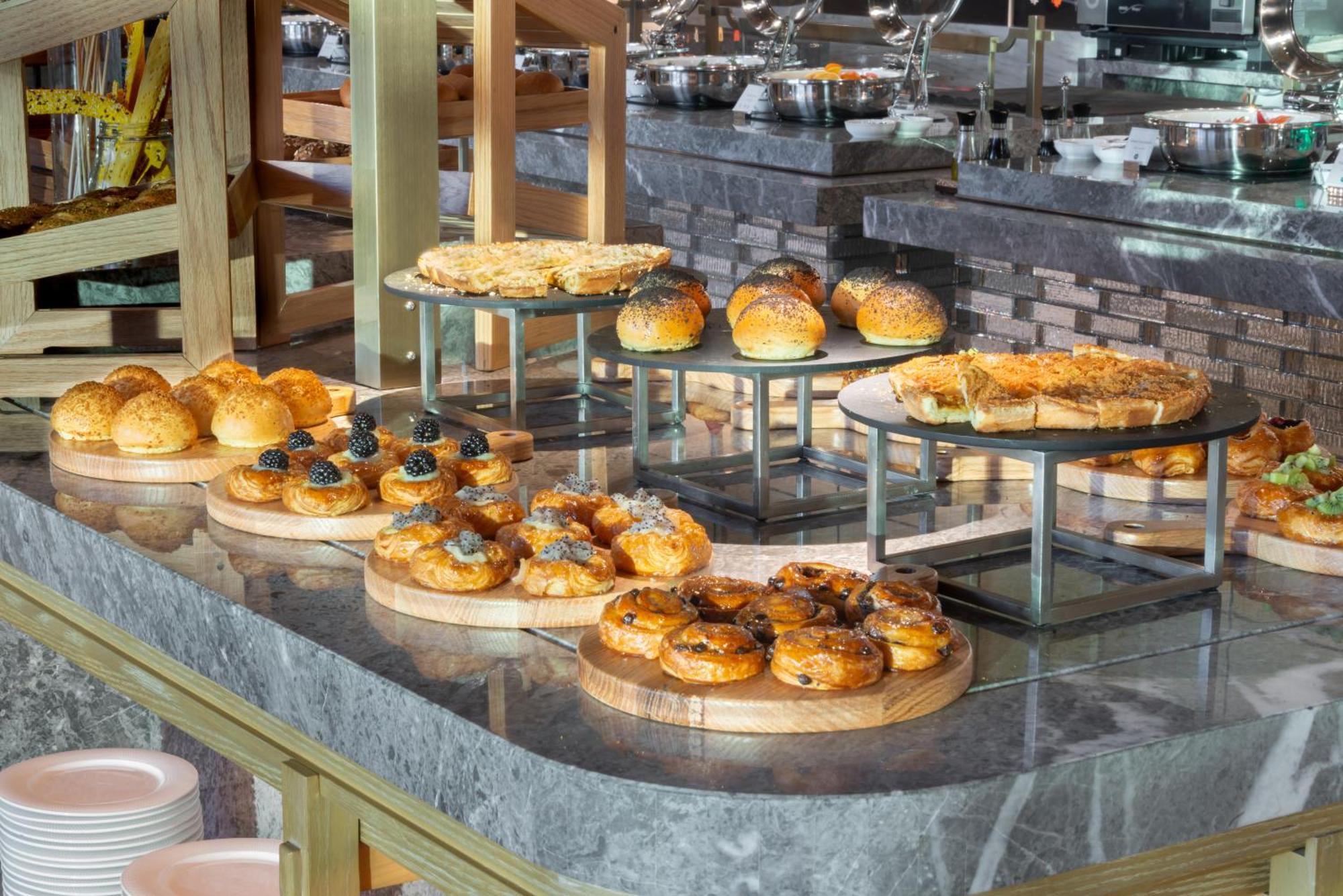 Narcissus The Royal Hotel Riadh Exterior foto A selection of pastries